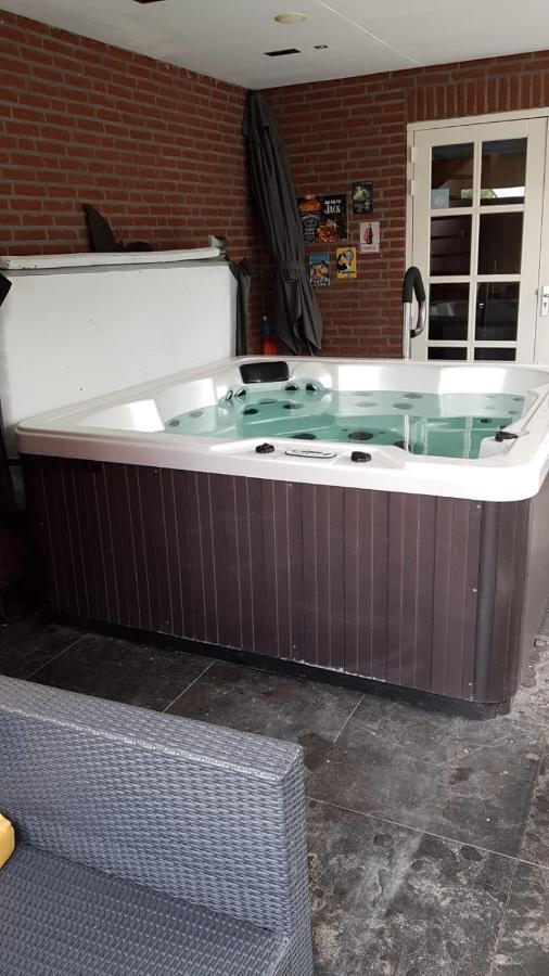 Het Gildehuis Met Sauna En Jacuzzi Stevensweert 外观 照片
