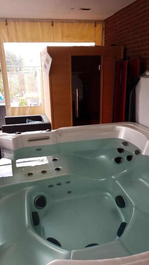 Het Gildehuis Met Sauna En Jacuzzi Stevensweert 外观 照片