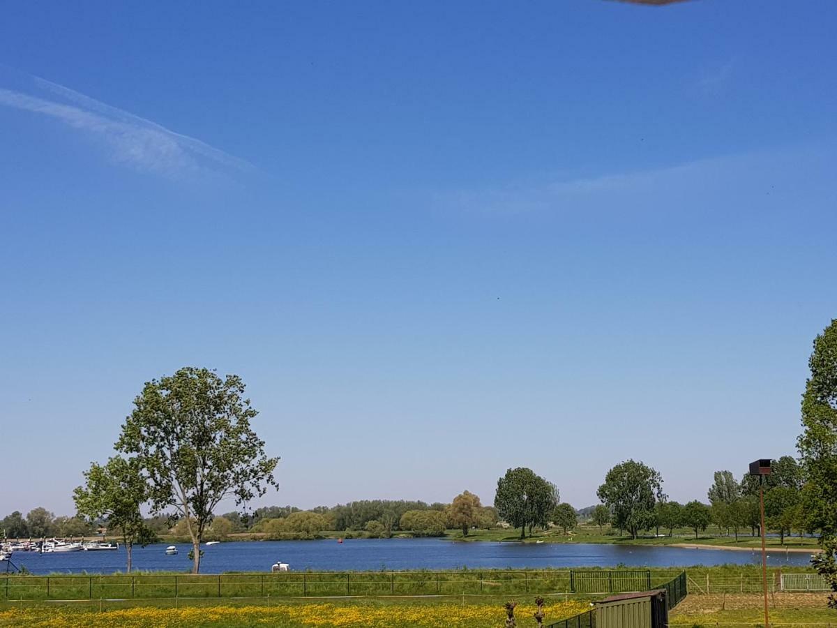 Het Gildehuis Met Sauna En Jacuzzi Stevensweert 外观 照片